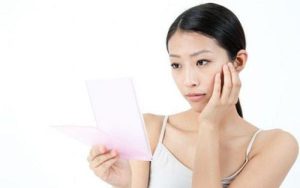 Thiếu hụt estrogen sẽ làm da trở nên khô nhám, mất tính đàn hồi và nhiều nếp nhăn